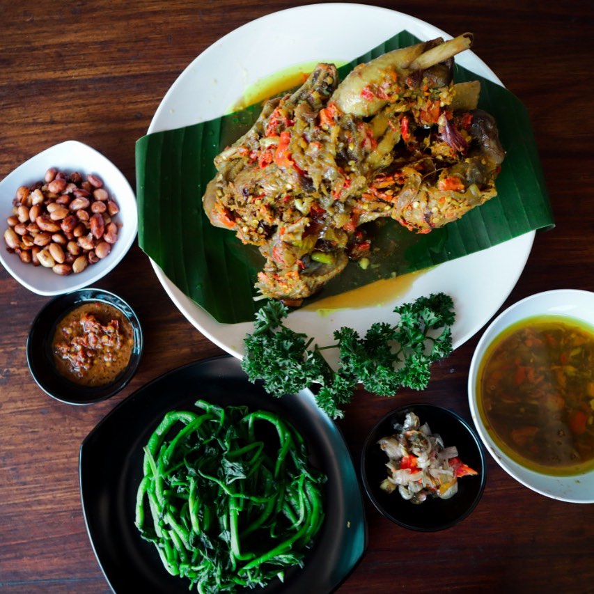 Ayam Betutu Khas Gilimanuk lengkap dengan sambal matah, plecing kangkung, dan kacang goreng - Ayam Betutu Men Reni Denpasar