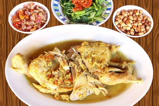 Ayam Betutu Gilimanuk dalam kuah dengan lauk tradisional Bali
